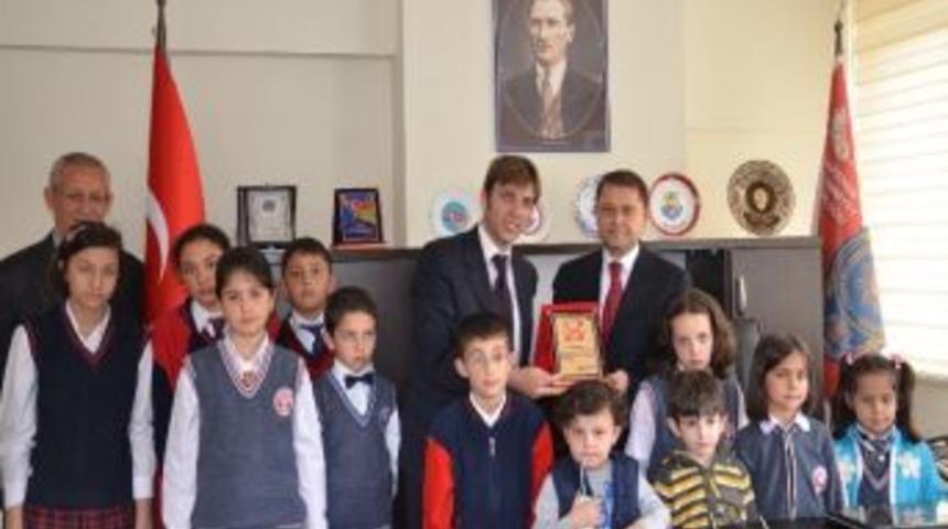 &Ouml;ğrencilerden Emniyete Plaket