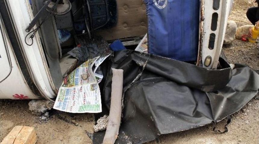 Gezici K&uuml;t&uuml;phane Otob&uuml;s&uuml; Devrildi: 1 &Ouml;l&uuml;, 1 Yaralı