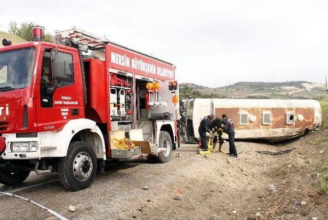 Gezici Kütüphane Otobüsü Devrildi: 1 Ölü, 1 Yaralı