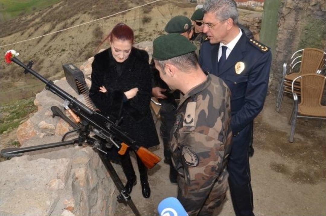 Candan Er&ccedil;etin, &Ouml;zel Harekat&ccedil;ının Silahına Karanfil Taktı