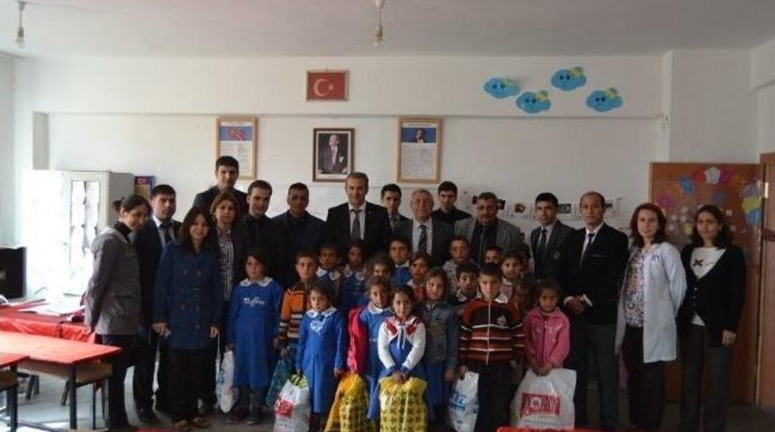 Polislerden Minik &Ouml;ğrencilere Yardım