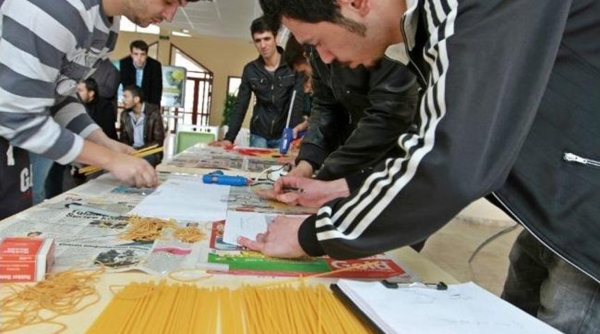 Bayburt &Uuml;niversitesi İnşaat M&uuml;hendisliği &Ouml;ğrencileri Makarnadan K&ouml;pr&uuml; Yaptı