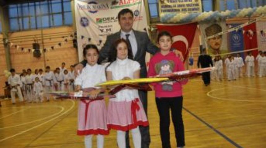 Polis haftasında dereceye girenlere &ouml;d&uuml;lleri verildi