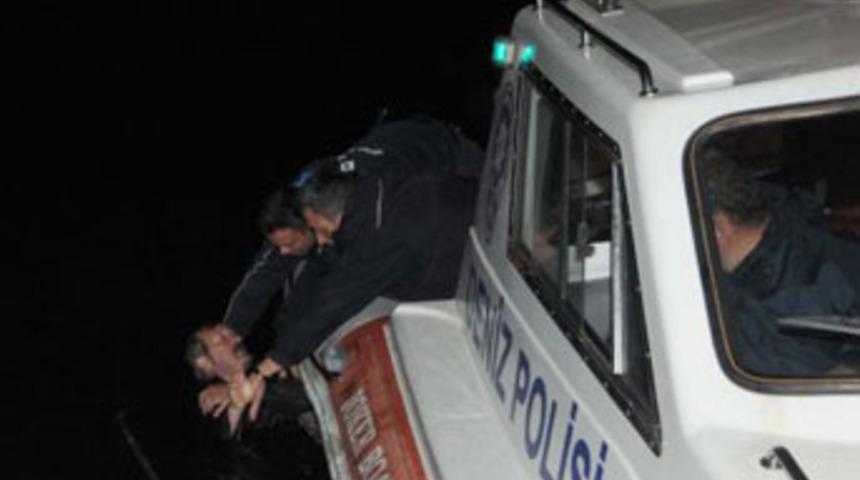 Kavga eden iki arkadaş denize d&uuml;şt&uuml;