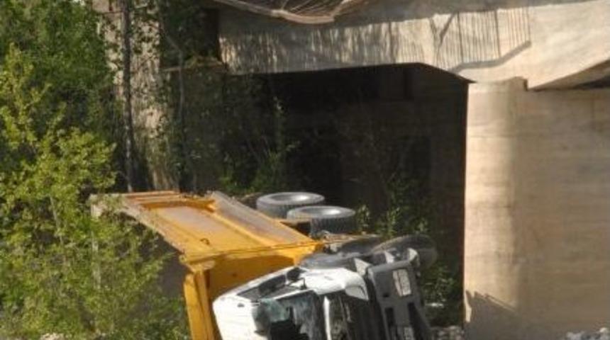 K&ouml;pr&uuml; Kamyona Dar Geldi