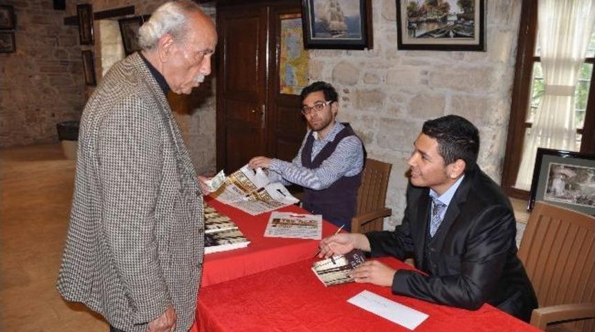 Kuşadalı 18 Yaşındaki Yazar İlk Kitabını İmzaladı