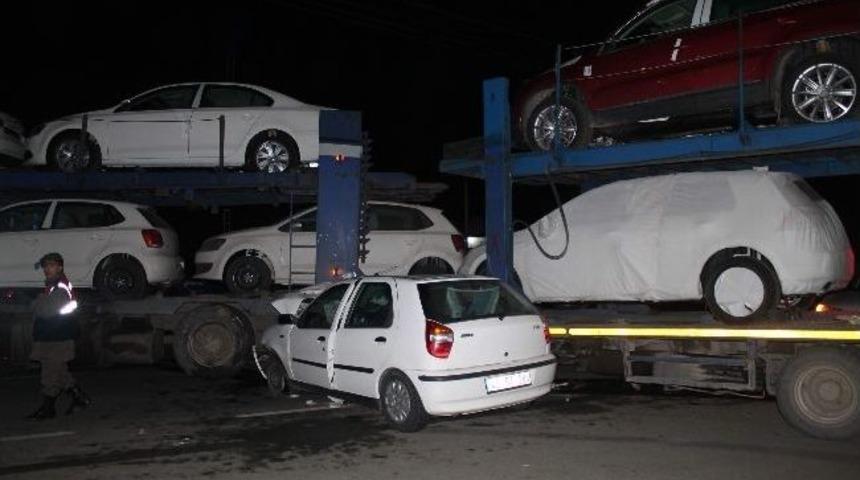 Otomobili İle Otomobil Taşıyan Tır'ın Altına Girdi: 6 Yaralı