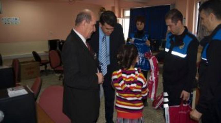 Turhal&rsquo;da 2 Bin 13 &Ouml;ğrenciye Giysi Yardımı Yapıldı