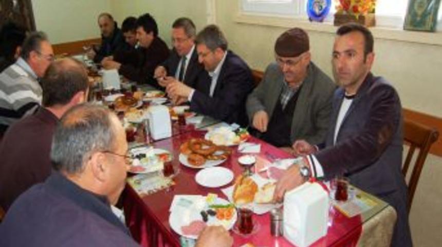 Belediye Başkanı &Ccedil;etin, Esnafı Kahvaltıda Dinliyor