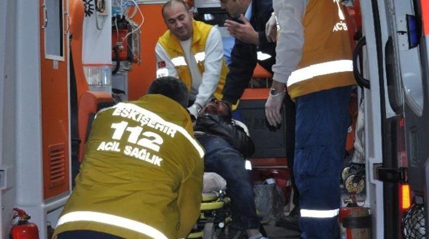 Takla Atan Minibüste 2 Kişi Yaralandı