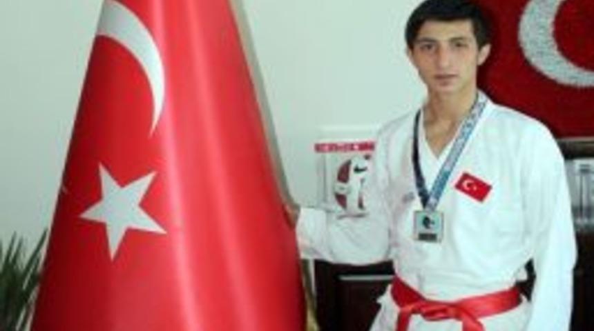 G&ouml;khan Filiz Bosna Hersek&rsquo;te Bronz Madalya İle D&ouml;nd&uuml;