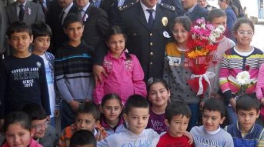 &Ouml;ğrencilerden Polise 168.yıl Ziyareti