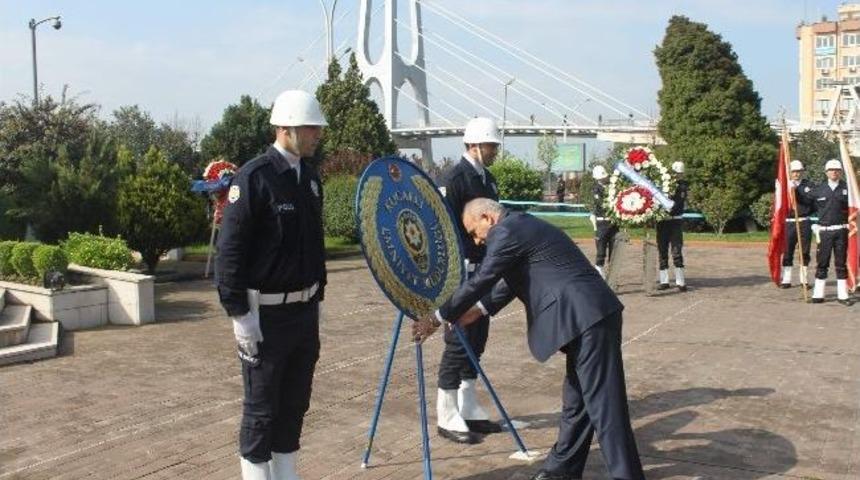 Kocaeli Emniyeti Atat&uuml;rk Anıtı'na &Ccedil;elenk Bıraktı