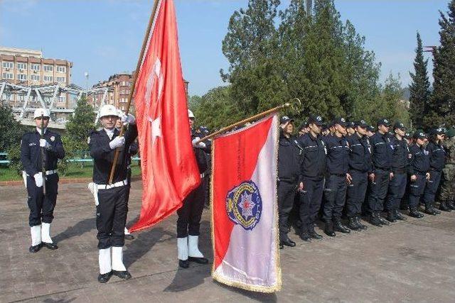 Kocaeli Emniyeti Atatürk Anıtı'na Çelenk Bıraktı