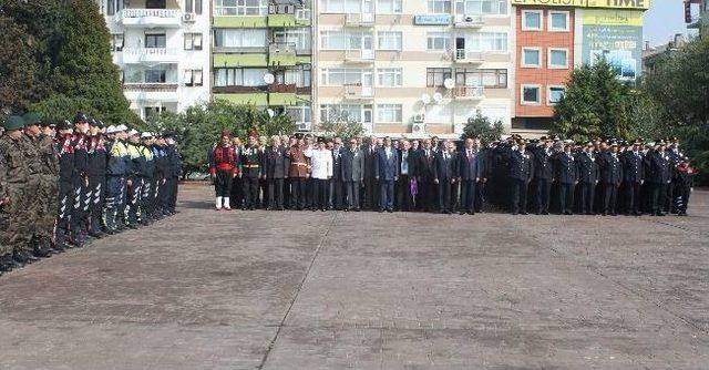 Kocaeli Emniyeti Atatürk Anıtı'na Çelenk Bıraktı