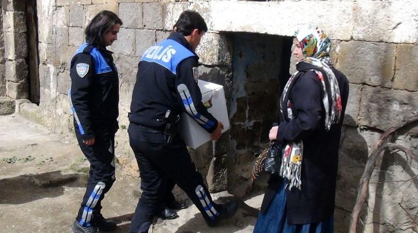 Bitlis Polisi, 10 Nisan Polis Bayramı'nda Ihtiya&ccedil; Sahiplerini Unutmadı