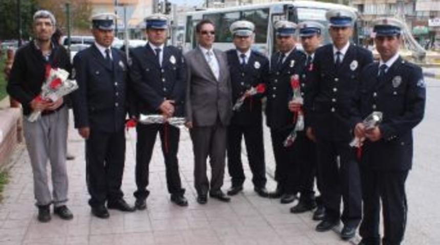 Gaziantep&rsquo;te G&ouml;rme Engeliler Trafik Polislerine Karanfil Dağıttı