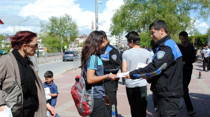 Polis, Aile I&ccedil;i Şiddetin &Ouml;n&uuml;ne Ge&ccedil;mek I&ccedil;in Bilgilendirme Yapıyor