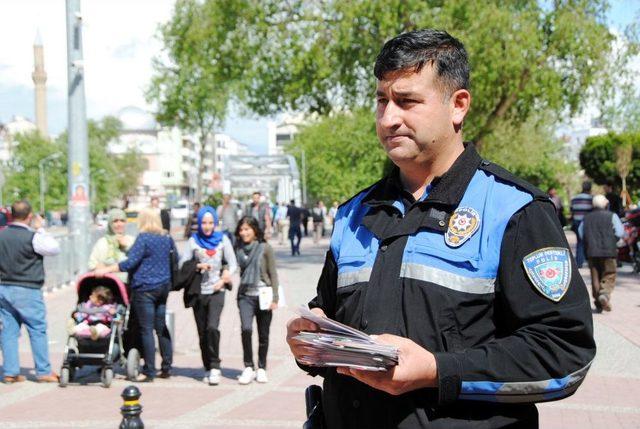 Polis, Aile Içi Şiddetin Önüne Geçmek Için Bilgilendirme Yapıyor