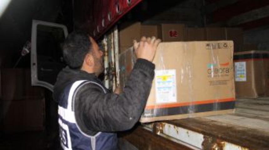 Basın Kamyonundan G&uuml;mr&uuml;k Ka&ccedil;ağ Sigara &Ccedil;ıktı