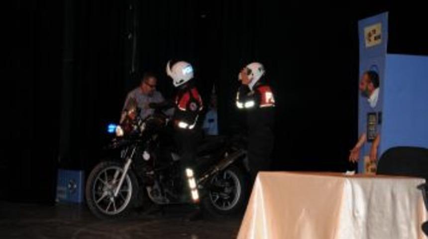 Polisler, &lsquo;Asayiş Bizim İşimiz&rsquo; Tiyatro Oyunuyla Sahne Aldı