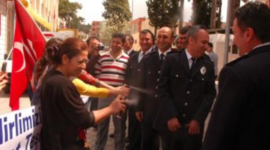 Kadirli'de Polise Toplu Parf&uuml;m Sıkmalı Bayram Kutlaması