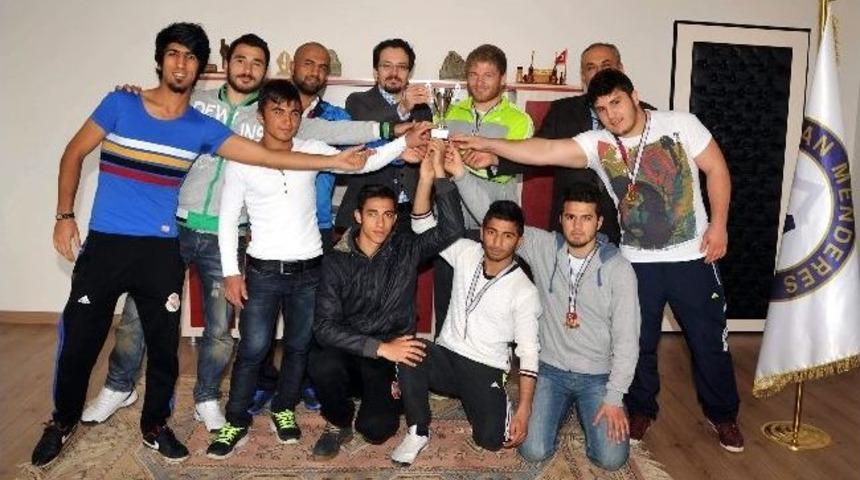 Ad&uuml;&rsquo;n&uuml;n G&uuml;reş&ccedil;ileri 7 Madalya İle D&ouml;nd&uuml;