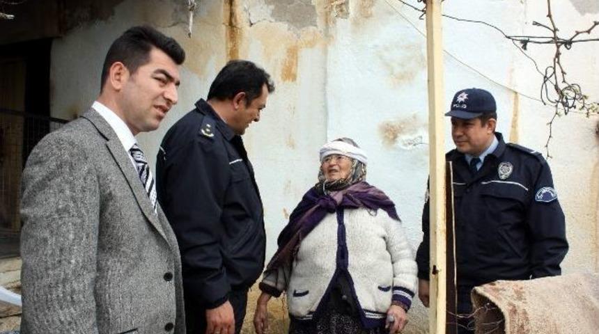 Eşme Emniyet M&uuml;d&uuml;r&uuml; Evi Yanan Yaşlı &Ccedil;ifti Ziyaret Etti