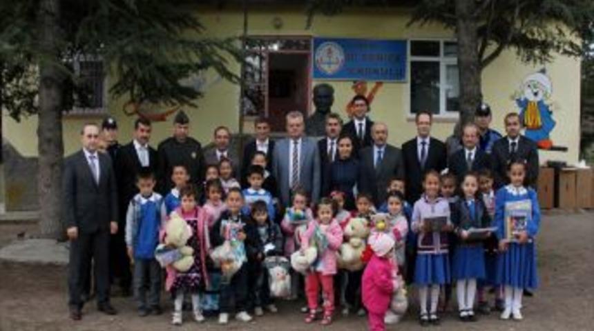 Polis Amcalarından K&ouml;y &Ccedil;ocuklarına Kırtasiye Yardımı