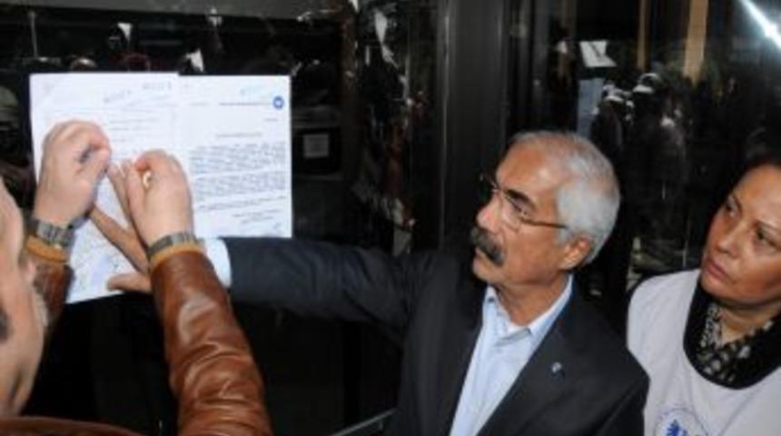 Grev Kararı THY Binasına Asıldı