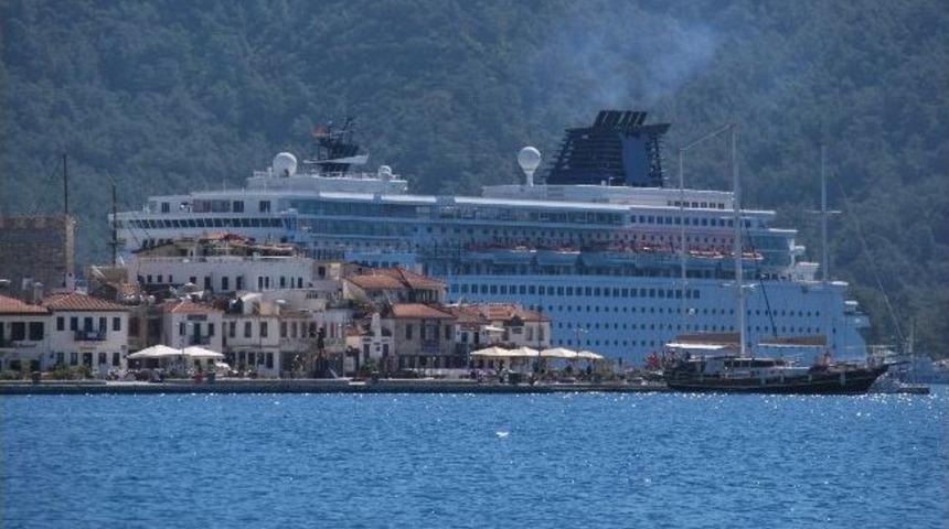 Dev Yolcu Gemisi Zenith Marmaris'te