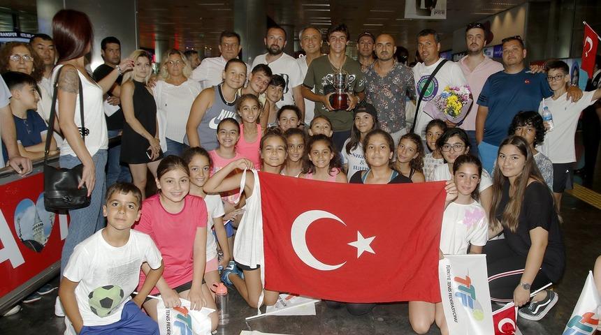 Wimbledon şampiyonu Yankı Erel İstanbul'a geldi!
