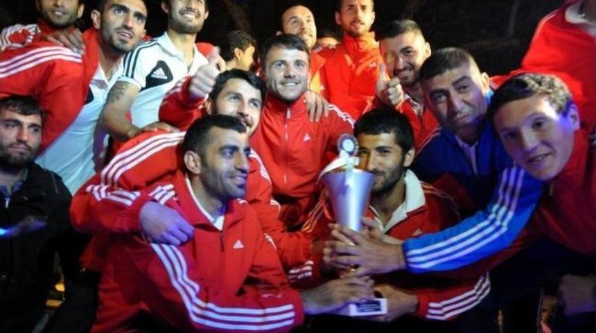 Şampiyon Erdekspor Havai Fişeklerle Karşılandı