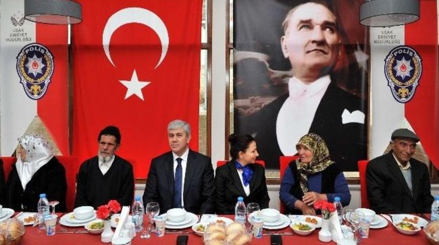 Uşak Protokol&uuml; Şehit Aileleriyle &Ouml;ğle Yemeğinde Bir Araya Geldi