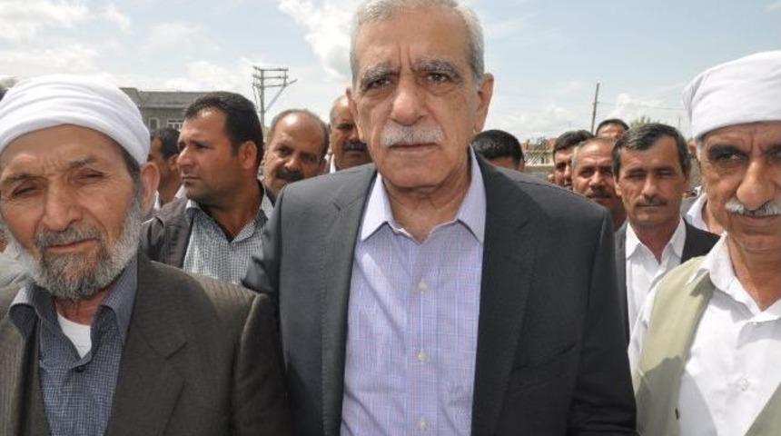 Ahmet T&uuml;rk Şehit Askerin Taziyesine Katıldı