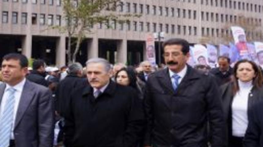 &Ouml;zgen: Bir Yandan Ter&ouml;rist, Bir Yandan Akil Insan; Bu &Uuml;lkenin Trajedisi