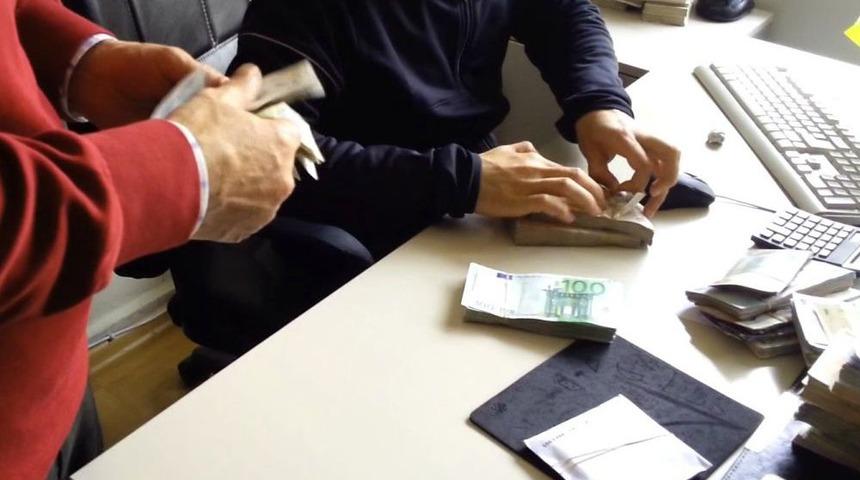 &Uuml;sk&uuml;dar'da Bir &Ccedil;uval Ka&ccedil;ak D&ouml;viz Ele Ge&ccedil;irildi