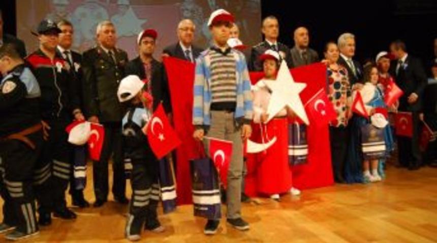 &Ccedil;evik Kuvvet Folklor G&ouml;sterisi Sundu, Down Sendromlu &Ccedil;ocuklar Tiyatro Sergiledi