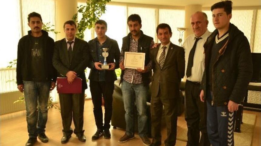 Gen&ccedil;lik Merkezi&rsquo;nin Halk Oyunları Gururu