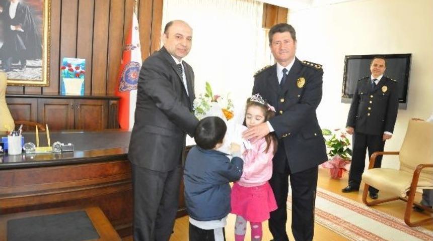 Şehzadeli Miniklerden Emniyet Mensuplarına Karanfil