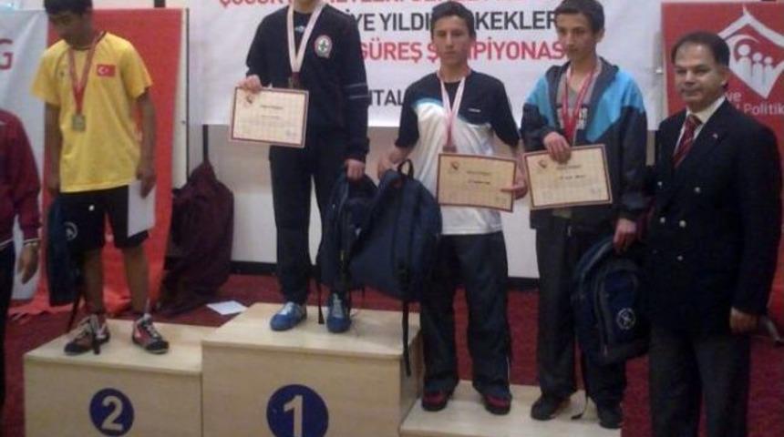 Düzceli Güreşçiler 30 İlin İçinden Üçüncü Oldu