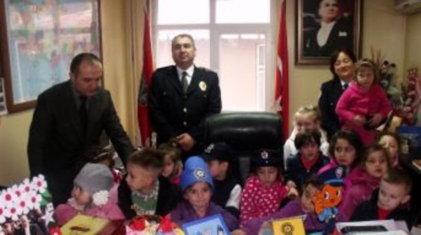 Minik Y&uuml;rekler Polis Amcalarını Ziyaret Etti