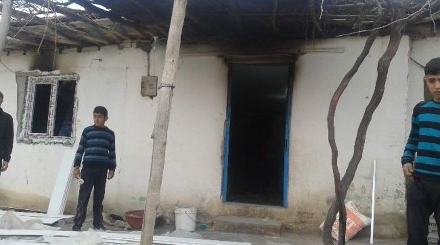 Yangında Zarar G&ouml;ren Arkadaşları İ&ccedil;in Yardım Topladılar