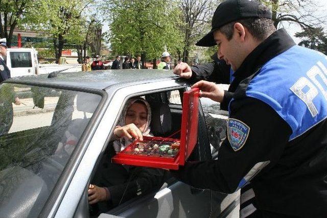 Düzce Trafik Polisinden Ceza Yerine Çikolata