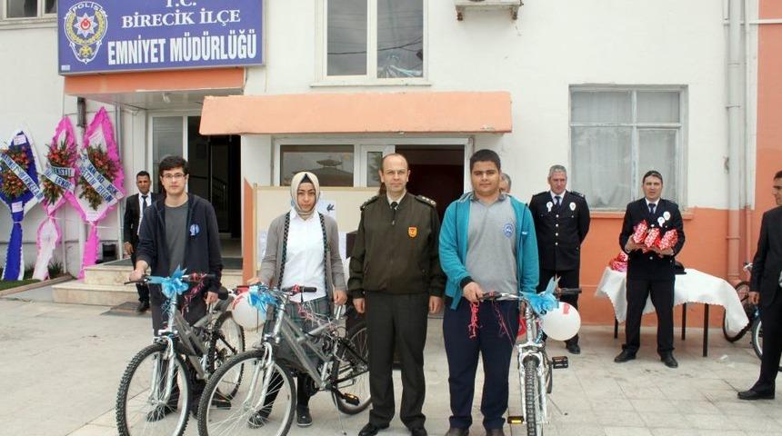 Birecik Emniyeti, Yarışmalarda Dereceye Giren &Ouml;ğrencileri &Ouml;d&uuml;llendirdi