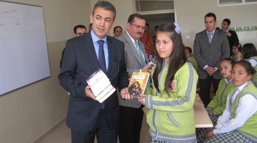 &Ouml;ğrencilere Kitap Hediye Edildi