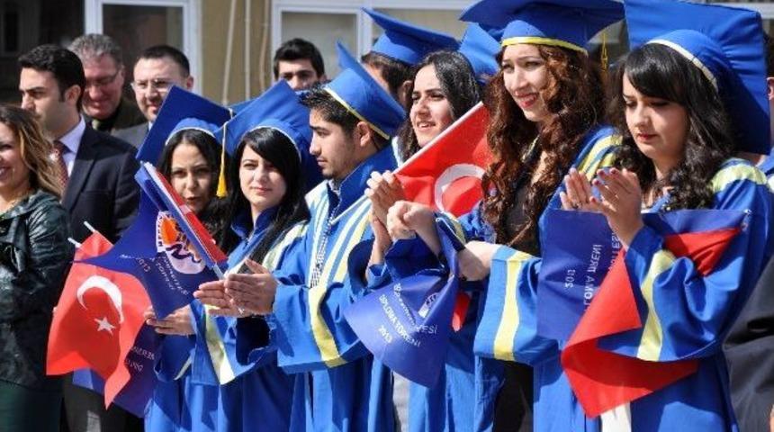 &Uuml;niversitelilerin Mezuniyete Renkli Y&uuml;r&uuml;y&uuml;ş&uuml;