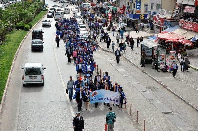 Üniversitelilerin Mezuniyete Renkli Yürüyüşü