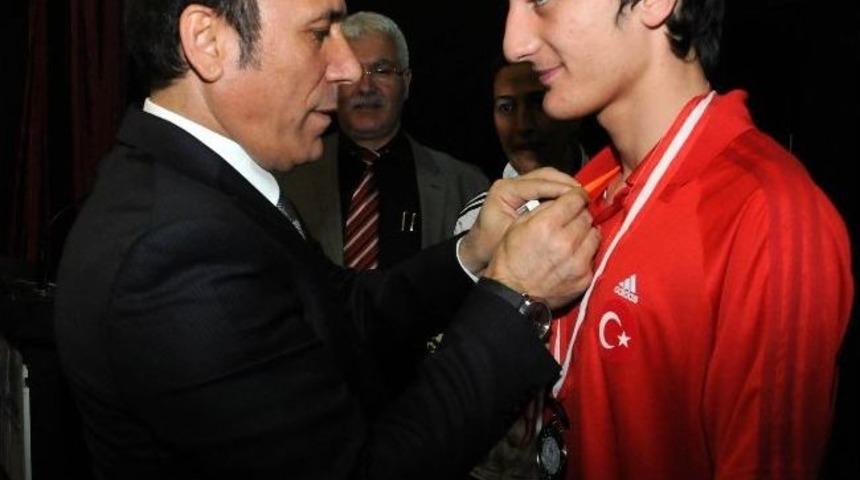 Canik'in Gururlarına Gen&ccedil;'ten Altın