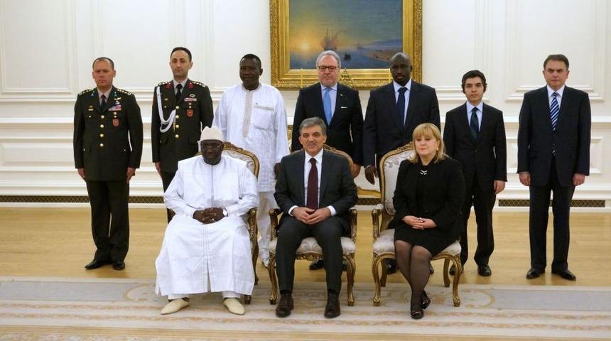 Gine B&uuml;y&uuml;kel&ccedil;isi, Cumhurbaşkanı G&uuml;l'e G&uuml;ven Mektubu Sundu